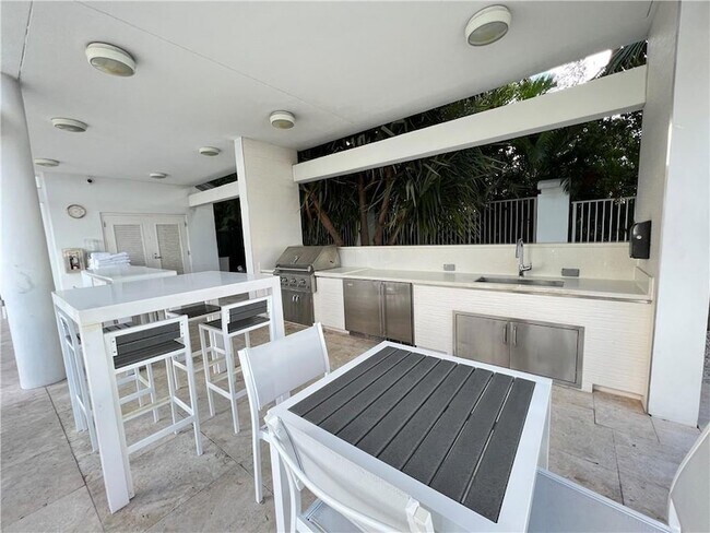 Building Photo - 17301 Biscayne Blvd