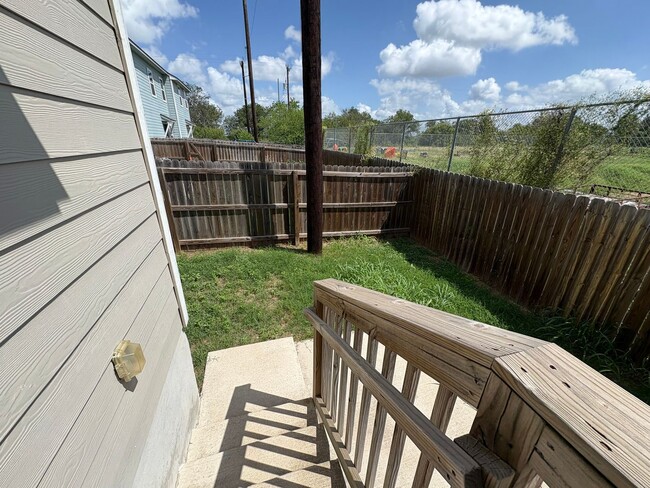 Building Photo - Beautiful town home located on the Northea...