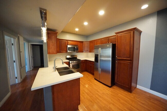 Building Photo - 2291 W Horizon Ridge Pkwy