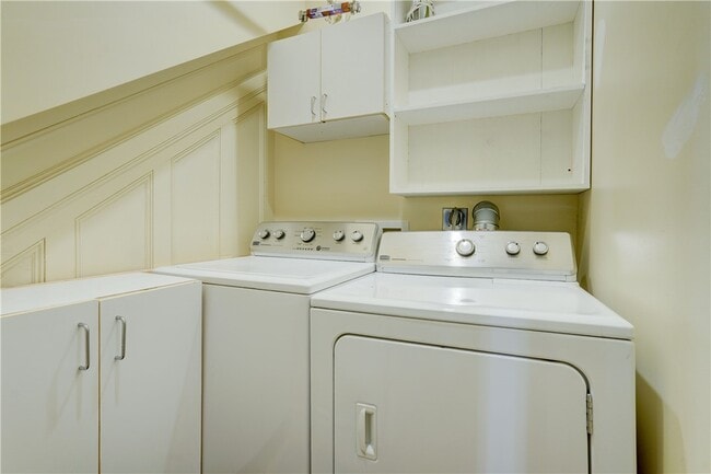 Building Photo - 450 S Main St