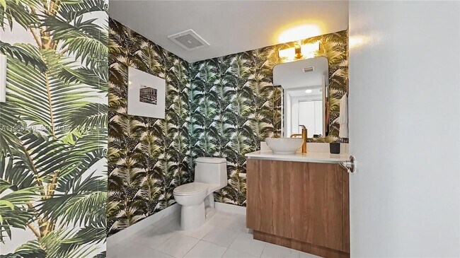 Building Photo - 665 NE 25th St