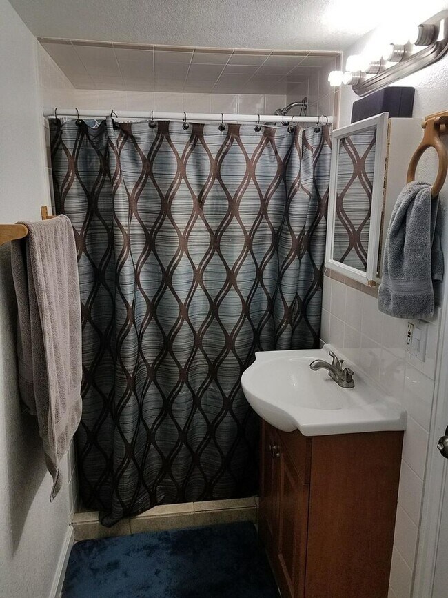 Building Photo - Charming 4BR House in Edgewater