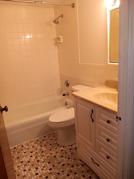 Building Photo - 80 N Warren St