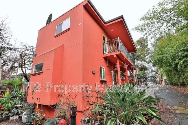 Building Photo - 4222 Crestline Ave