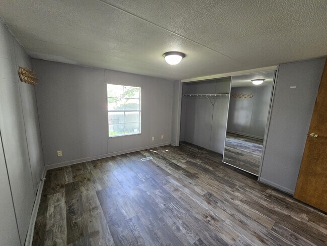 Building Photo - 700 W Ridgeway Ave