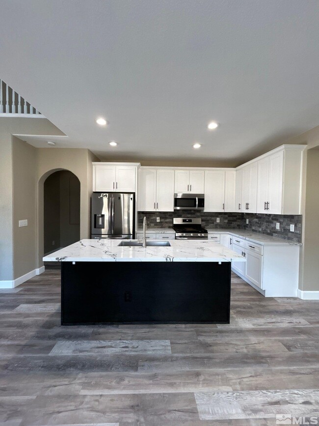 Building Photo - 600 Panama Dr