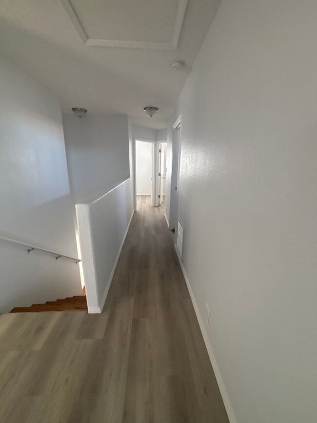 Building Photo - 5 Bedroom House