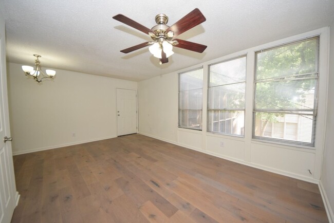 Building Photo - MUST SEE Luxury Condo in the heart of Midt...