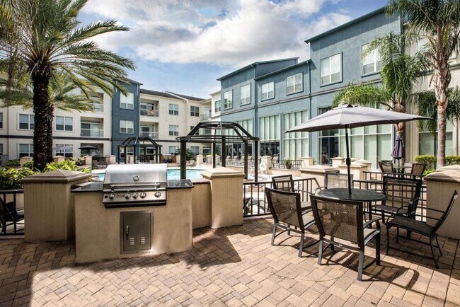 Building Photo - 1725 Cres Plaza Dr