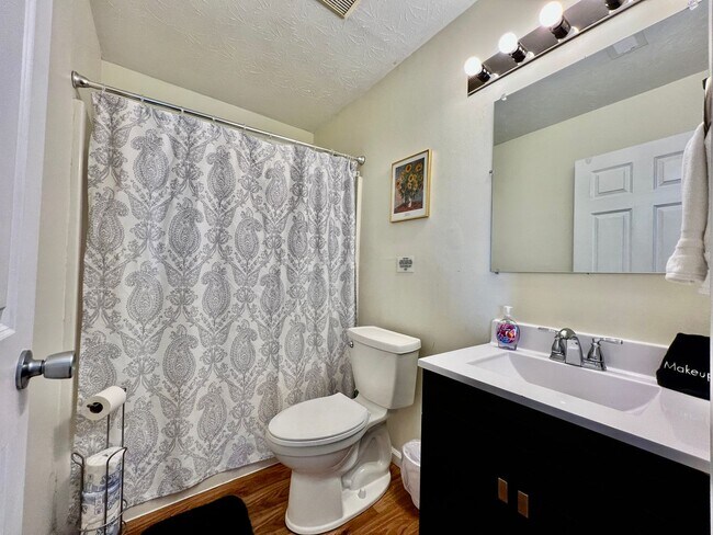 Building Photo - 3 Bedroom 1 Bathroom Attached House