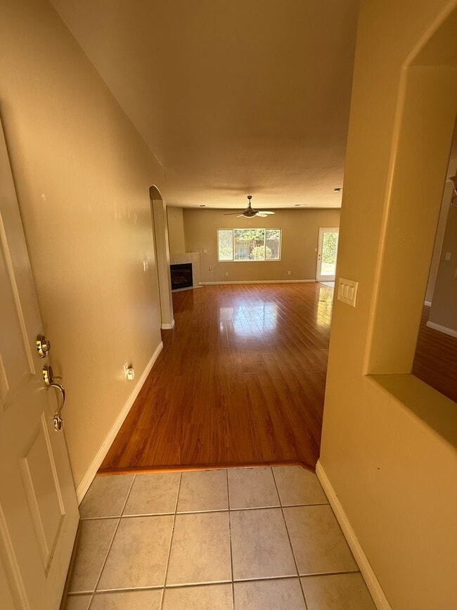 Building Photo - Modern 4-Bedroom Home in Northwest Bakersf...