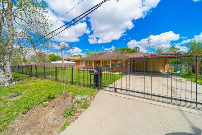 Building Photo - 7015 Kopman Dr