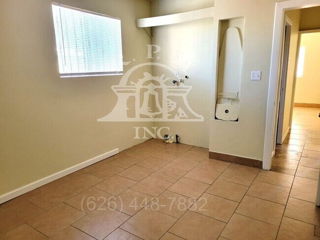 Building Photo - 3 Bedroom House With Plenty of Parking and Large Yard in Los Angeles, CA.