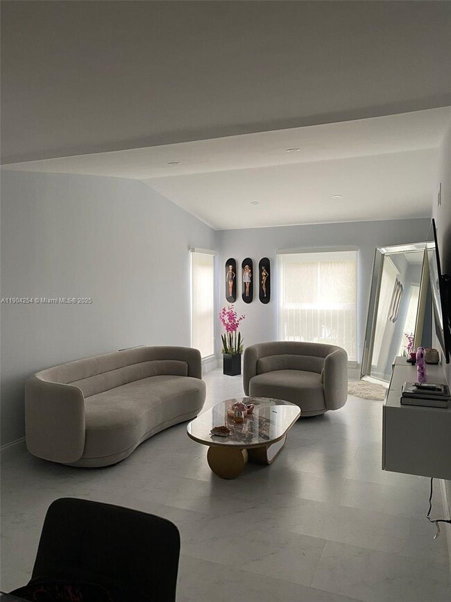 Building Photo - 833 Riverside Dr