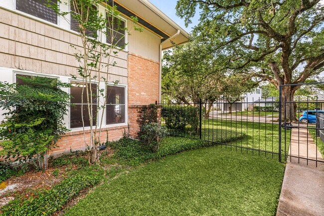 Building Photo - 4018 Blue Bonnet Blvd