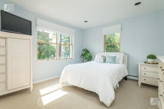 Building Photo - 5 bedroom in Brookline MA 02446