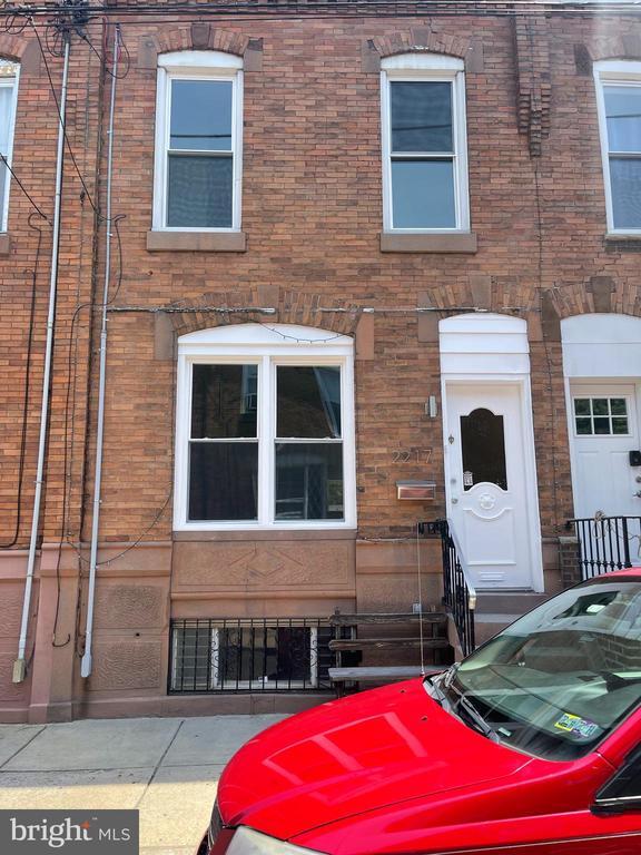 Primary Photo - 2217 S Chadwick St