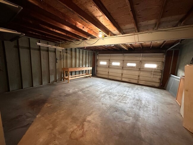 Building Photo - 424 Longmeadow Dr