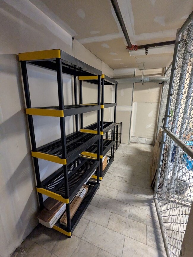 Building Photo - Spacious 1 Bedroom 1.5 Bathroom Downtown Condo