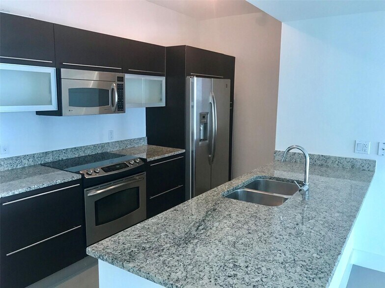 Building Photo - 950 Brickell Bay Dr