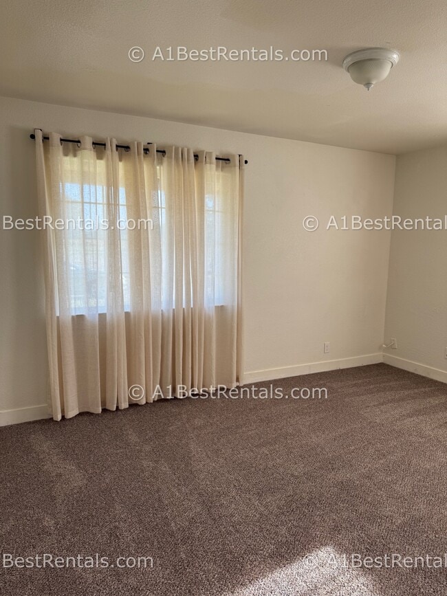 Building Photo - 1905 John St