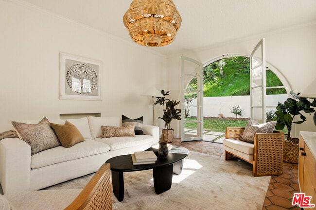 Building Photo - 1518 N Beverly Dr