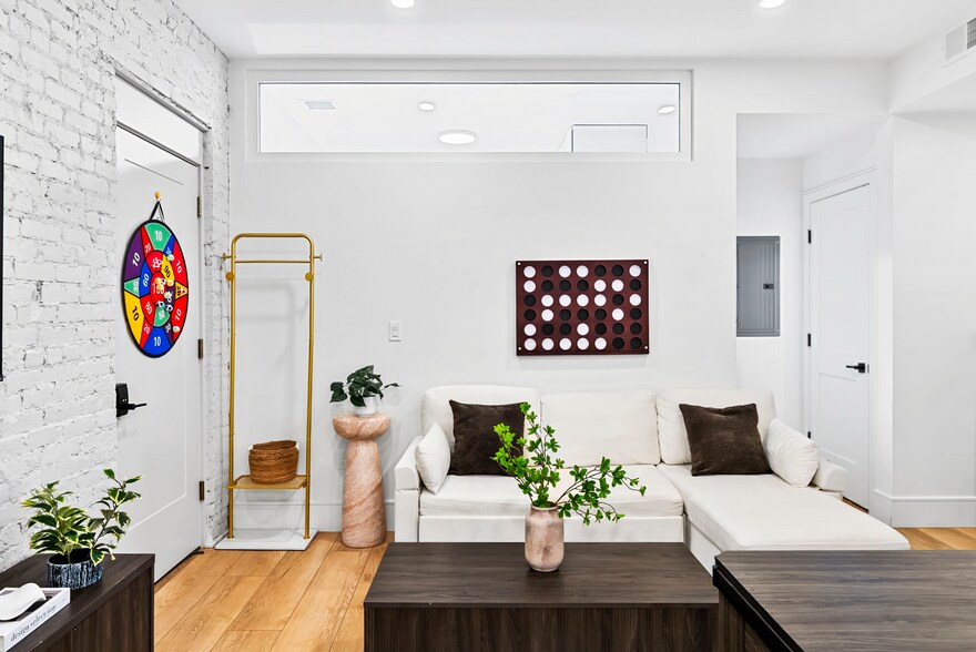 Building Photo - 1566 Beacon St