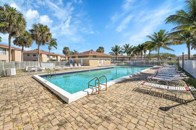 Building Photo - 906 Twin Lakes Dr