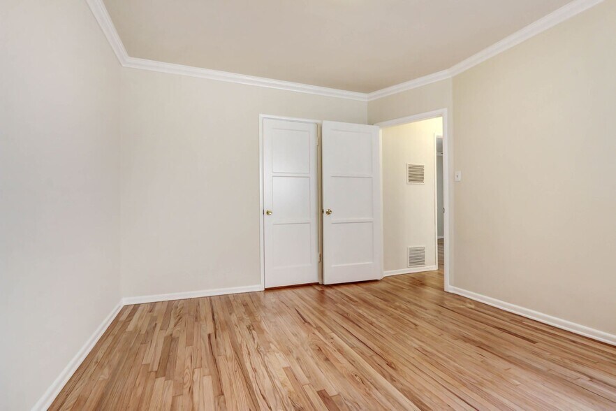 Building Photo - 3144-3152 S. Barrington Ave in Mar Vista - Has a Pool!