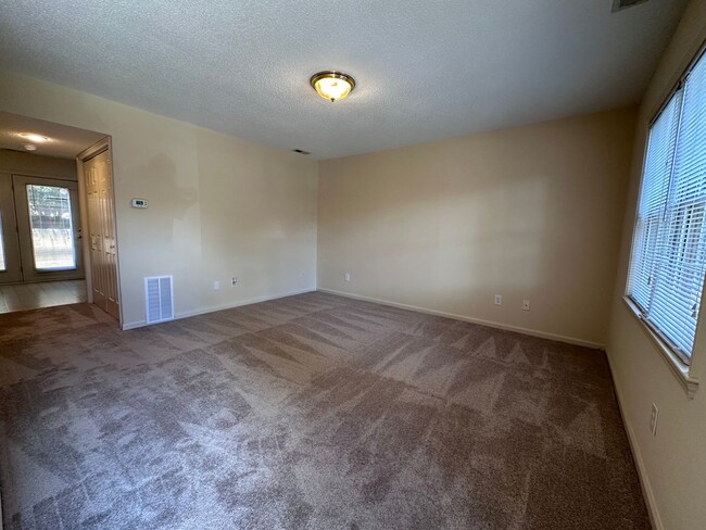Building Photo - 2 Bed, 1.5 Bath Townhome in Prime Location...
