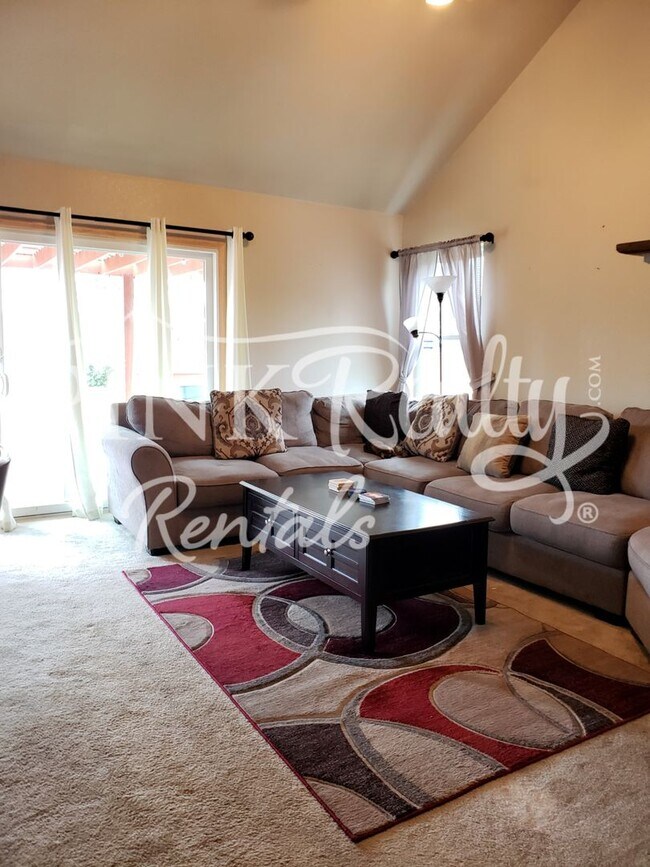 Building Photo - Gorgeous 5 Bedroom Home in D20!