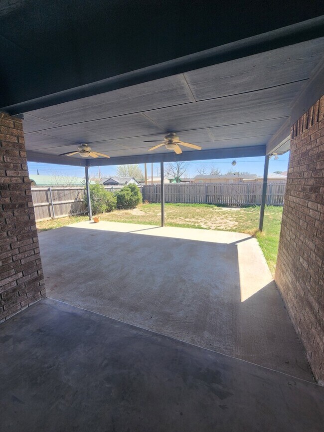 Building Photo - 3 bed 2 bath home, 1 car garage