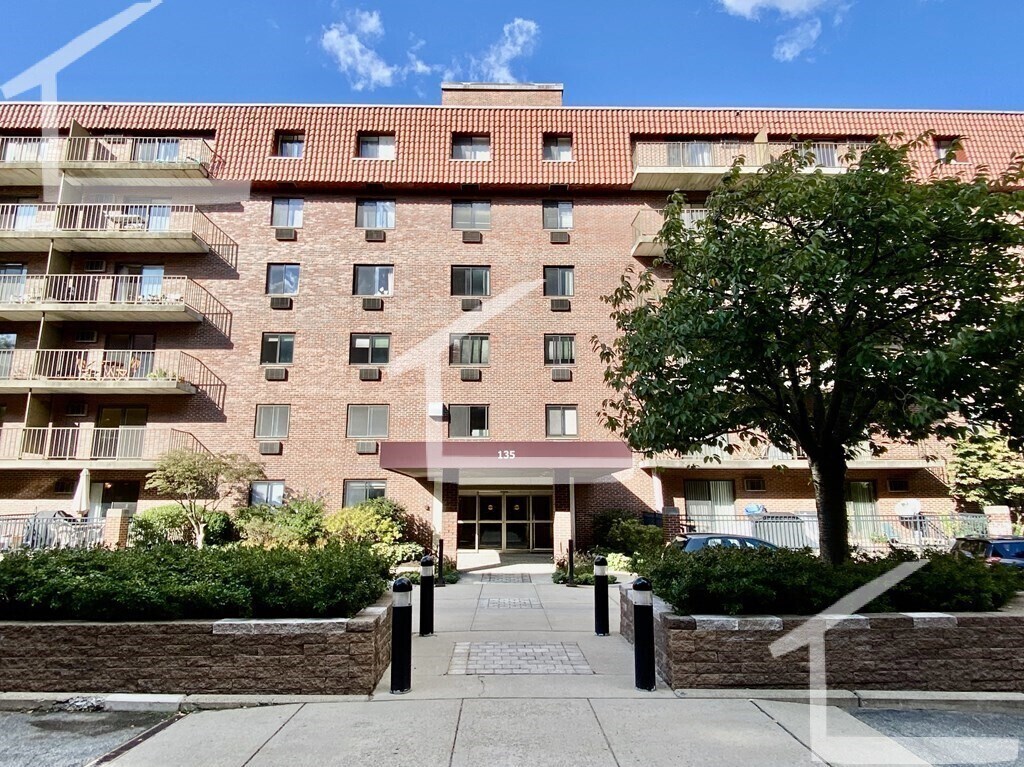 Building Photo - 135 Pleasant St