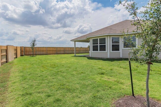 Building Photo - 204 Rollingwood Dr