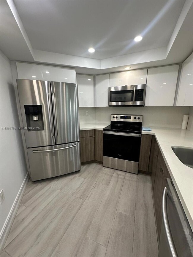 Building Photo - 9725 Fontainebleau Blvd