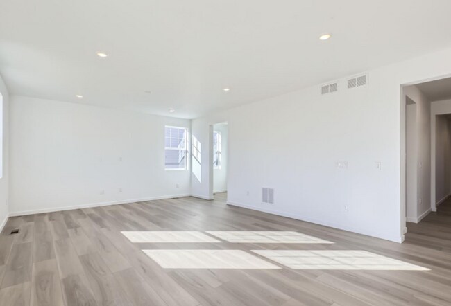 Building Photo - ALMOST BRAND NEW 4bd Reunion Ridge Gem!