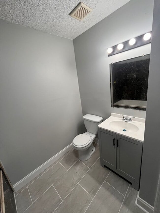 Building Photo - Waveland 3 Bedroom