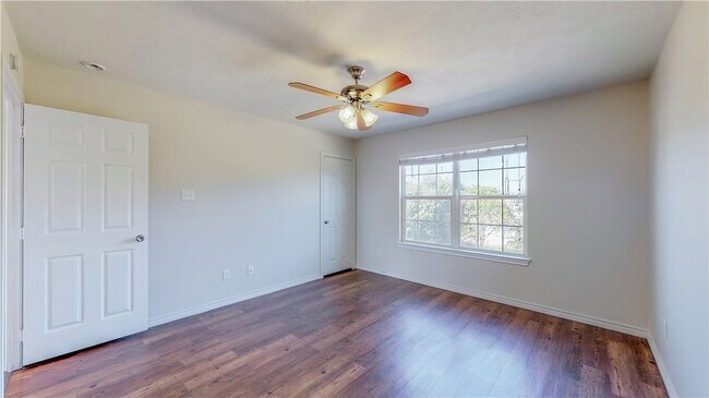 Building Photo - 2487 Horse Shoe Dr