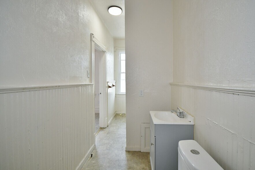 Building Photo - 855 Crucible St