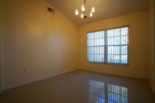 Building Photo - 4 bed Family Single Home Available for Rent in Davenport !!!