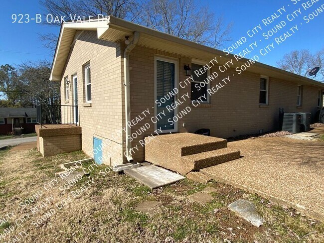 Building Photo - 923-B Oak Vale Dr-