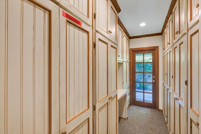 Building Photo - 5-Bedroom Home in Desirable Friendly Hills...