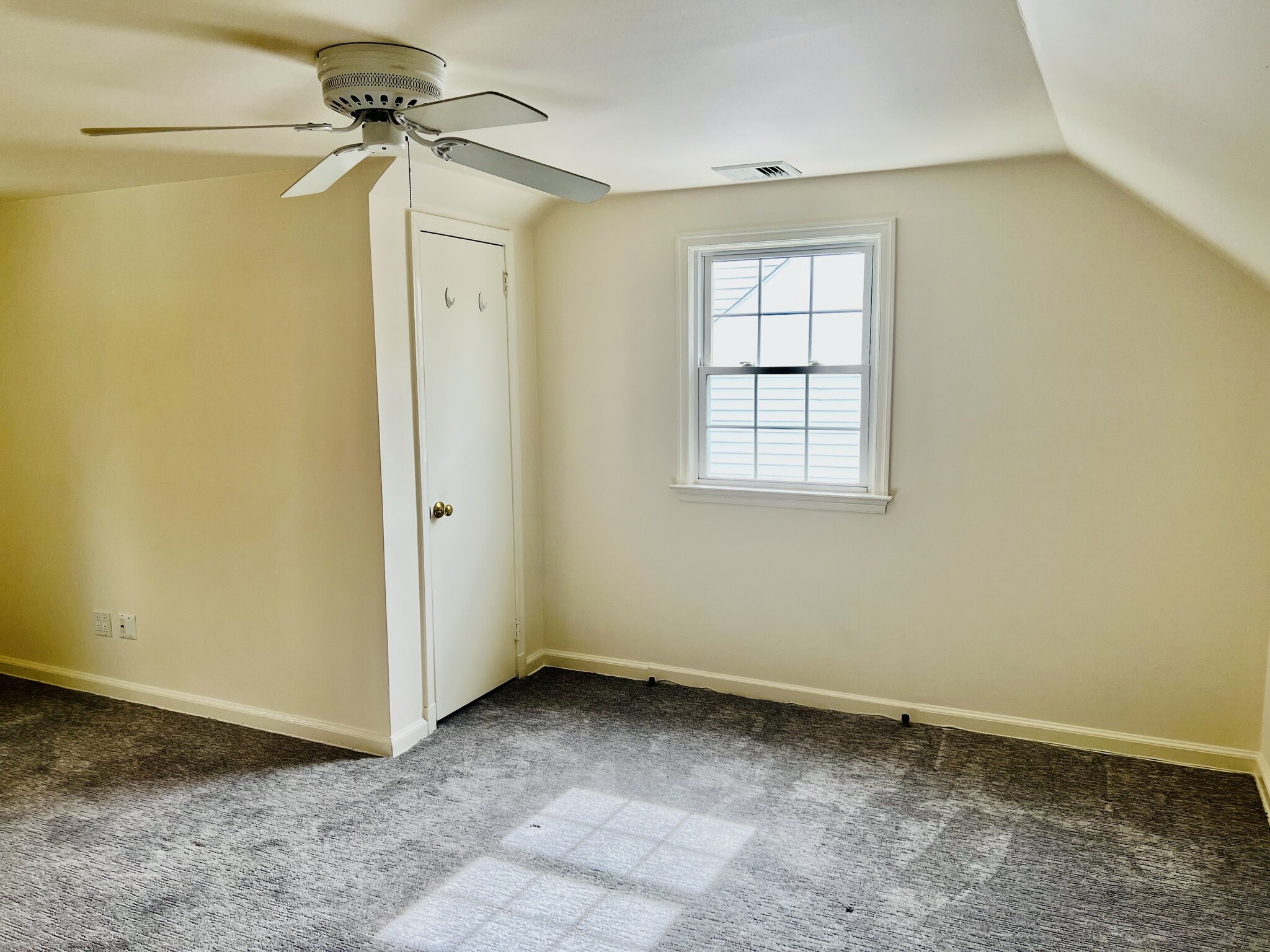 Building Photo - 6 Kensico Knoll Pl