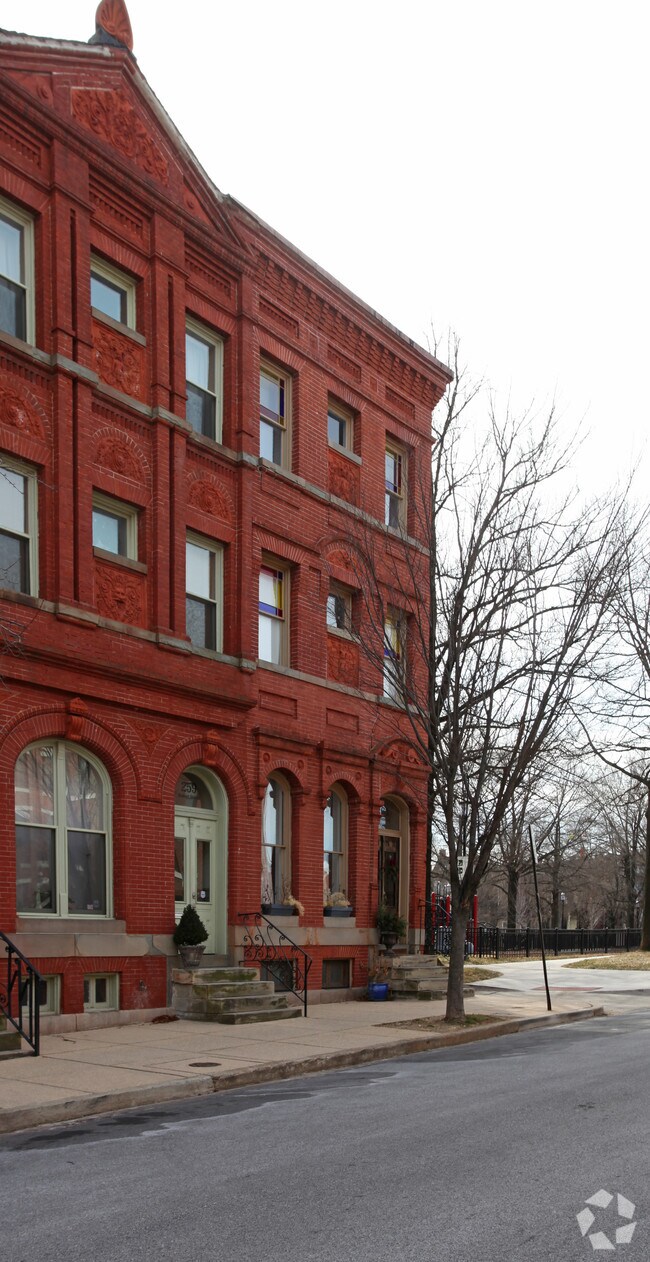 Building Photo - 261 Robert St