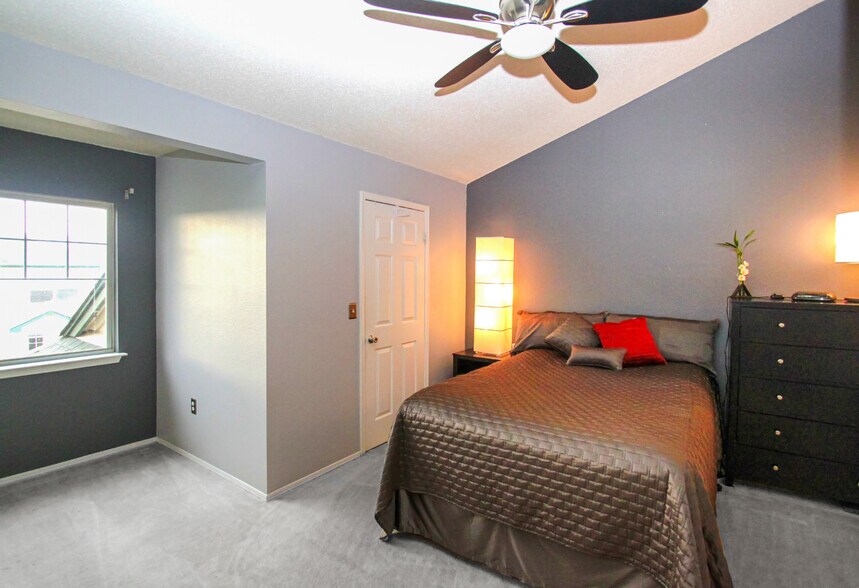 Master bedroom - 1942 Oxford Ln