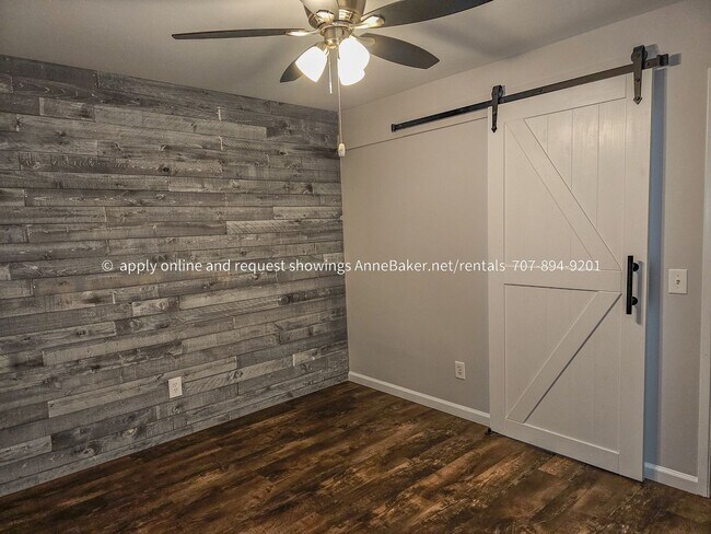 Building Photo - Exquisitely Updated Condo - Must See