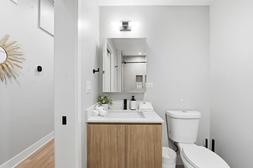 Building Photo - 6044 N Winthrop Ave