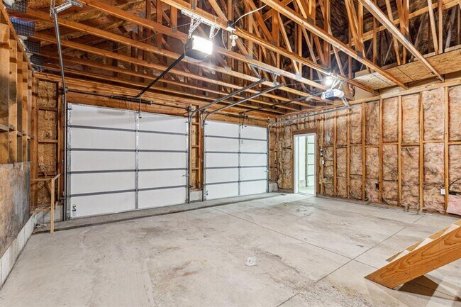 Building Photo - Lolo 4 bedroom, 2 bath, 2,520 Sq. Ft. home...