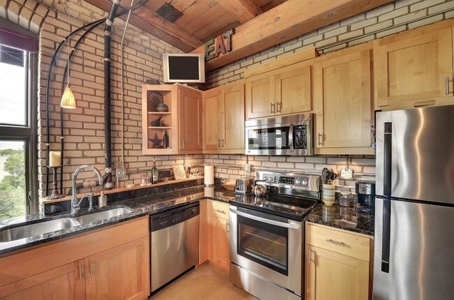 Building Photo - 127 5th St NE