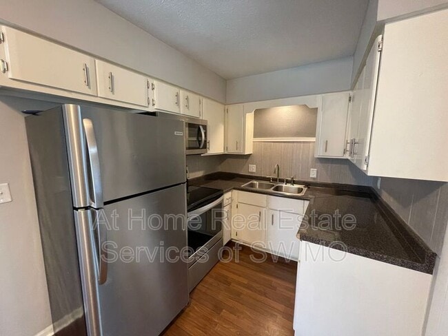 Building Photo - 1343 E Elm St